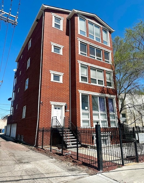 Photo - 214 E 37th St Unit 3
