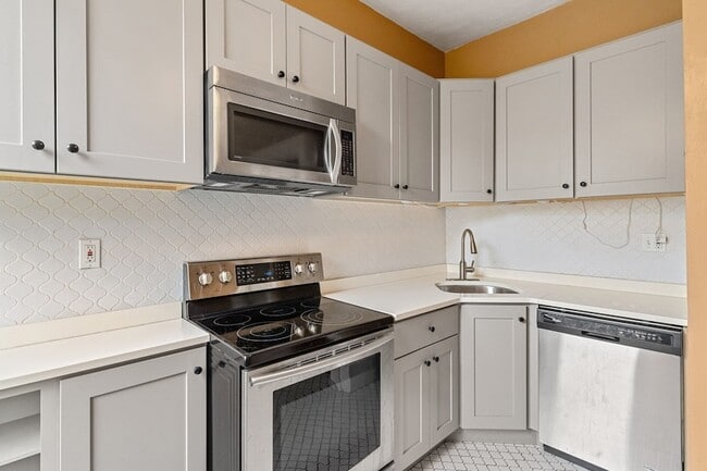 Building Photo - 259 Beacon St Unit 32