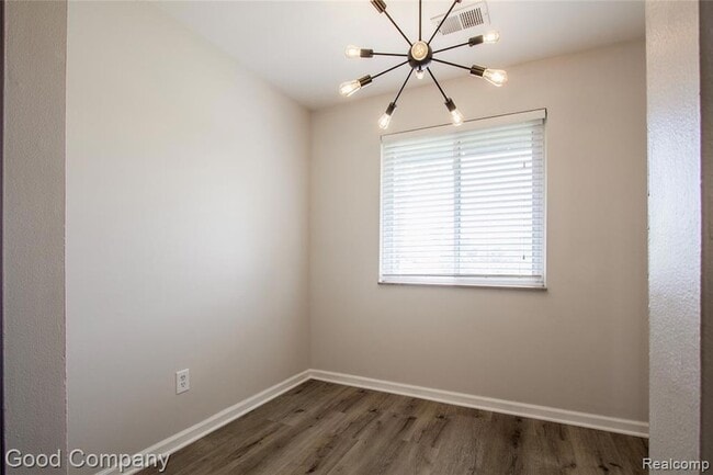 Photo - 850 N Main St