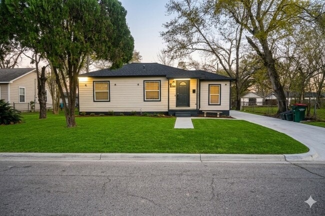Building Photo - 916 Parkway Dr
