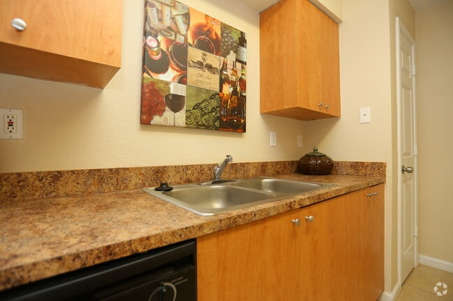 Kitchen - CrestWind Townhomes and Apartments