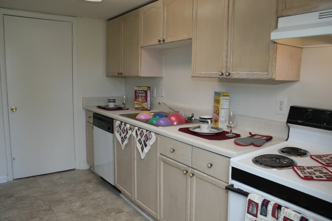 Building Photo - Colonial Square