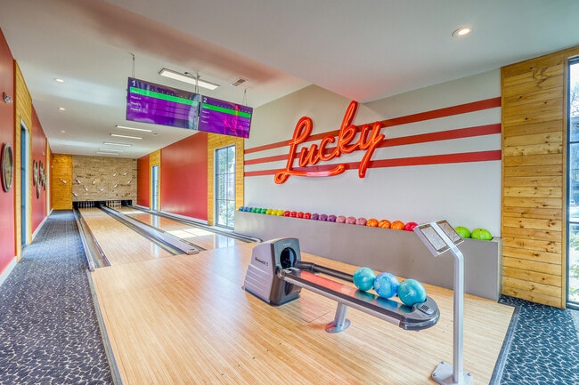 Building Photo - Summit at Red Rocks
