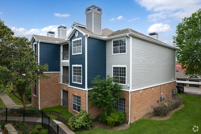 3225 Woodland Park Dr - Gramercy Park