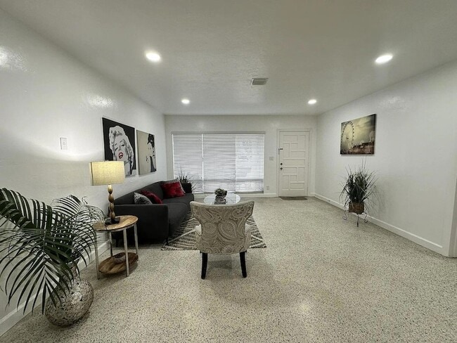 Photo - 950 E Dayton Cir