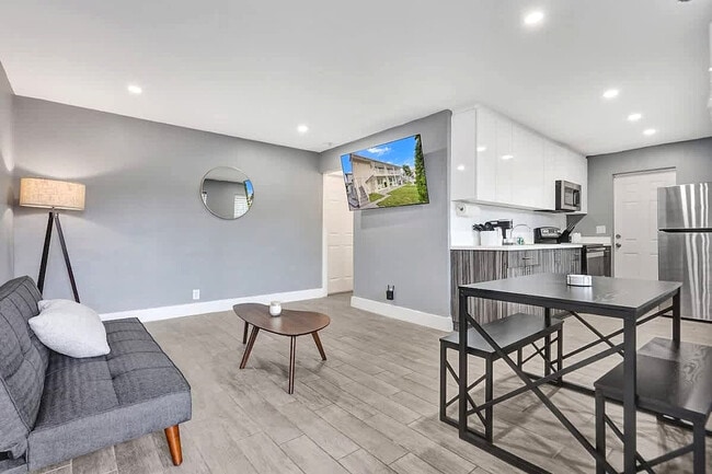 Building Photo - 906 N Riverside Dr Unit SI ID1503993P