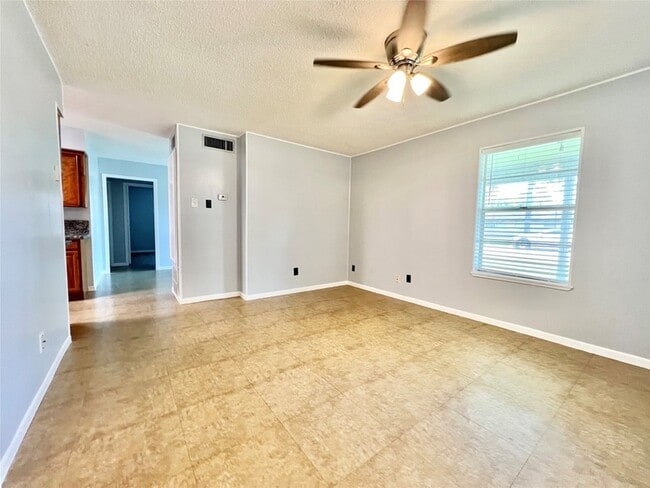 Photo - 4023 Avenue Q 1/2