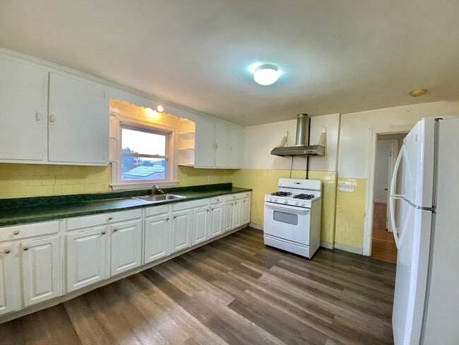 Building Photo - 530 Beach St Unit 2