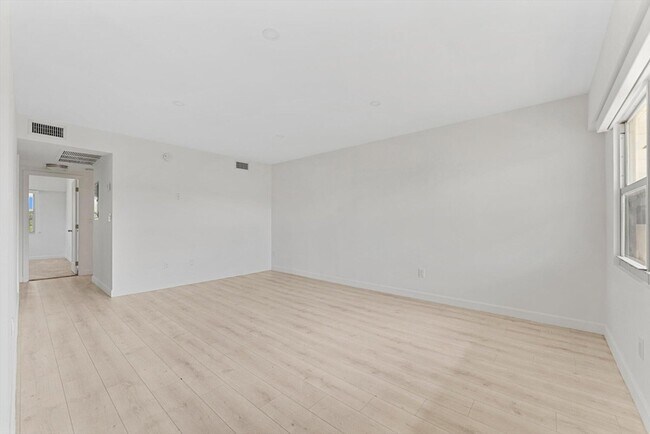 Photo - 71 Fanshaw B