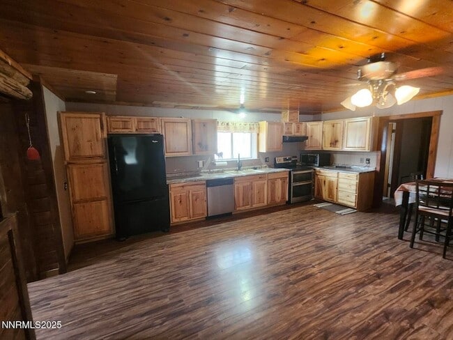 Photo - 880 Truckee Ln