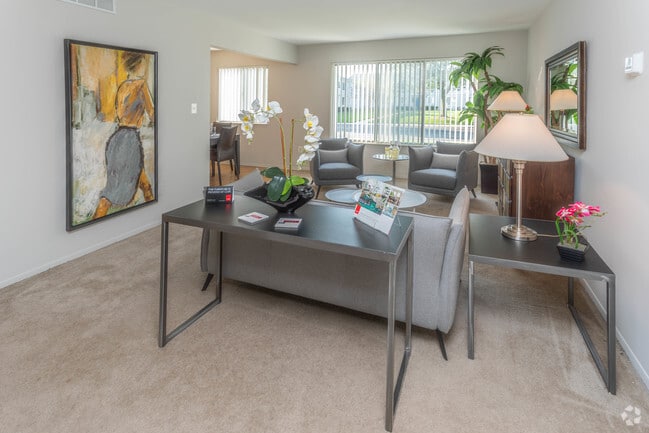1BR, 1BA - 836 SF - Bloomfield Square Apartments - Auburn Hills, MI