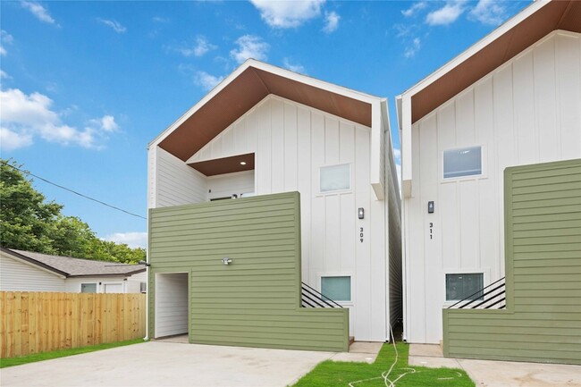 Photo - 309 Massachusetts St