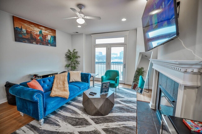 Photo - 2022 W Warren Blvd Unit ID1026696P