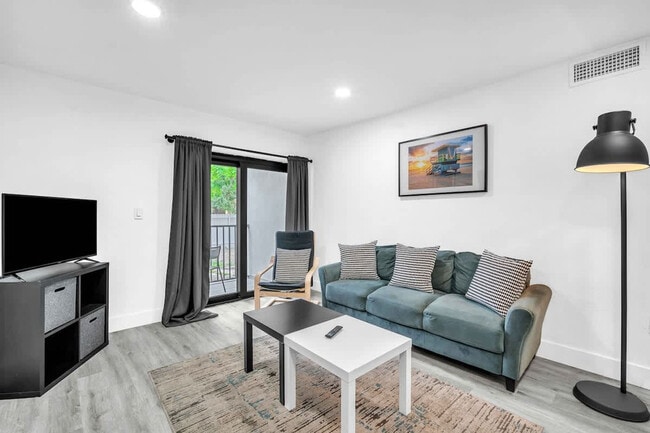 Building Photo - 653 SW 2nd St Unit SI ID1574012P