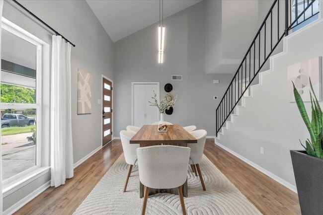 Photo - 208 Skyloop Dr