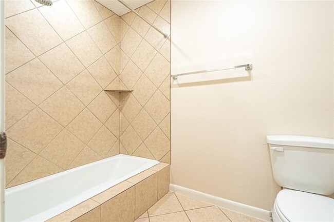 Photo - 2306 Potomac Dr Unit B