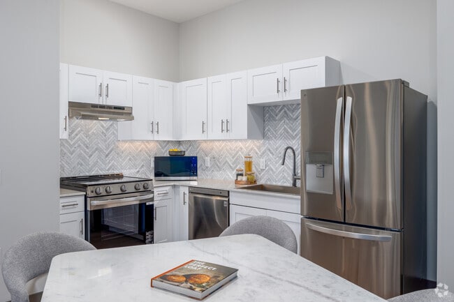 Rome 1BR, 1BA - 731SF - Kitchen & Dining Room - Aria