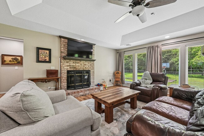 Building Photo - 822 Chatsworth Dr Unit SI ID1526865P