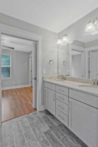 Photo - 5904A Carl Pl