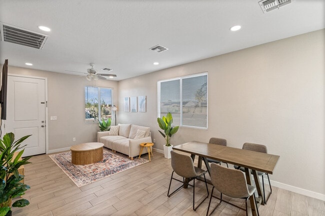 Building Photo - 6606 W Paradise Ln Unit ID1382992P