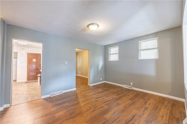 Photo - 302 Bridge St