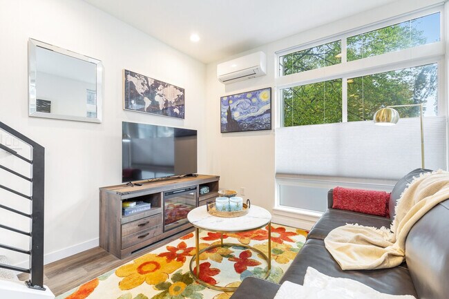 Photo - 9413A Roosevelt Way NE Unit ID1035915P