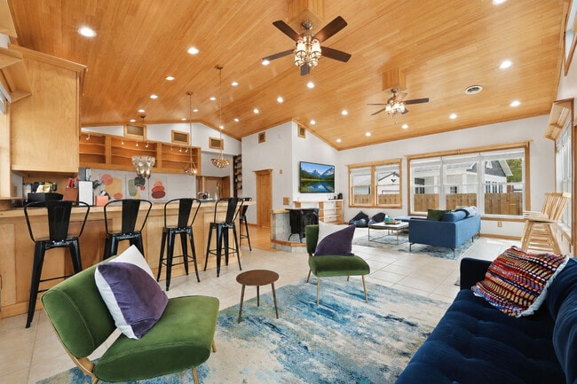 Building Photo - 4262 Lake Rd E Unit SI ID1593881P