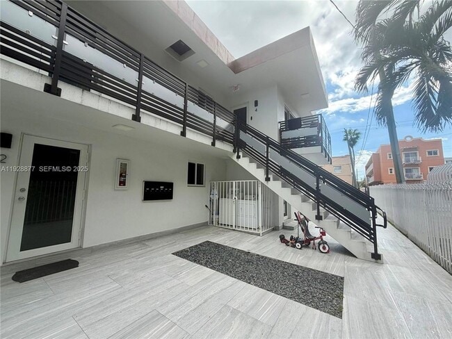 Photo - 1629 SW 3rd St Unit 2