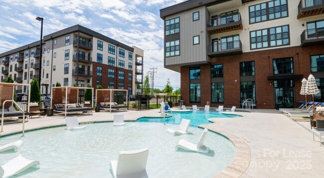 Building Photo - 704 W Tremont Ave Unit B3