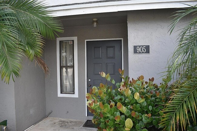 Building Photo - 905 Riverside Dr