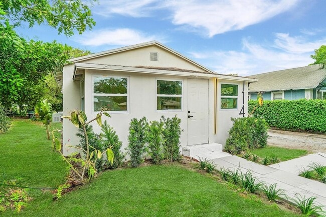 Building Photo - 114 NW 10th Ave