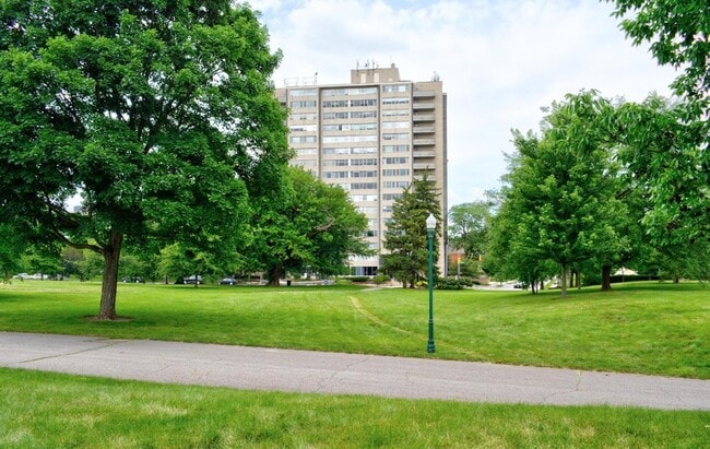 Building Photo - 1620 E Broad St Unit 603