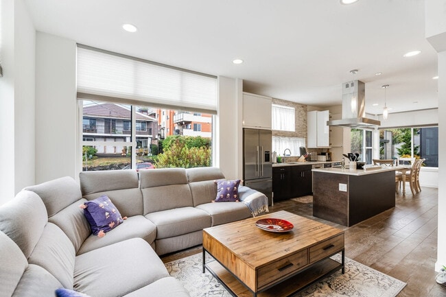 Building Photo - 720 3rd Ave N Unit ID1036015P