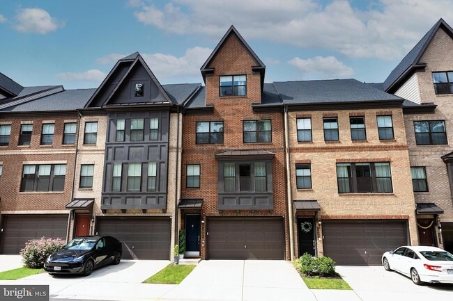 Building Photo - 3806 Rainier Dr