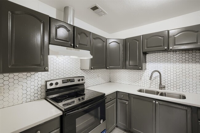 Photo - 326 E Holley St