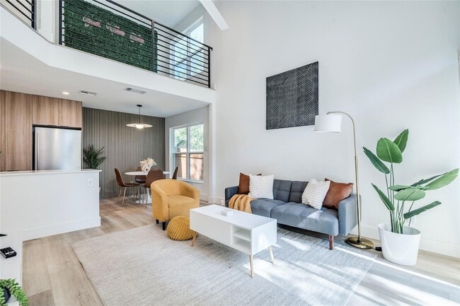 Building Photo - 1902 Albury Cove