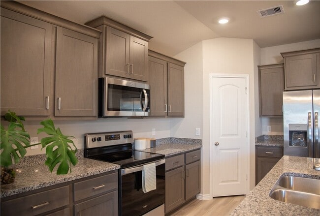 Photo - 2145 Chief St