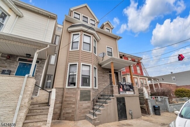 Building Photo - 25 Oak St Unit 3