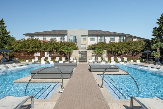 Building Photo - Legacy North