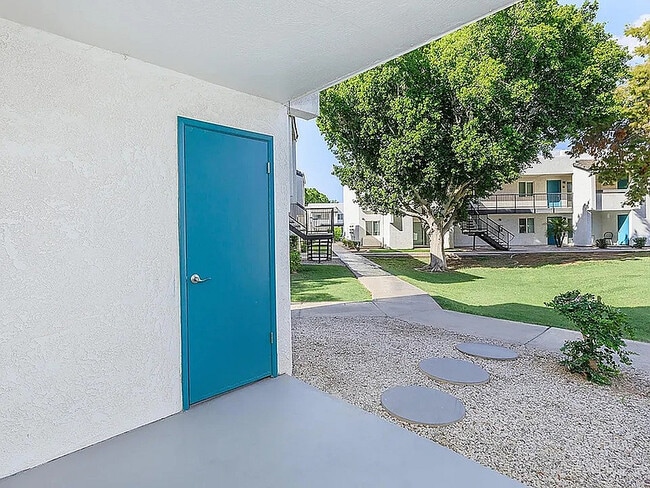 Apartment Entryway - River Park