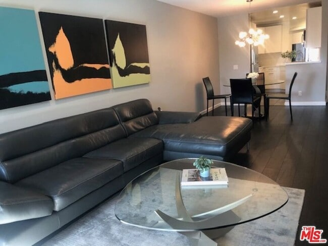 Photo - 8300 Manitoba St