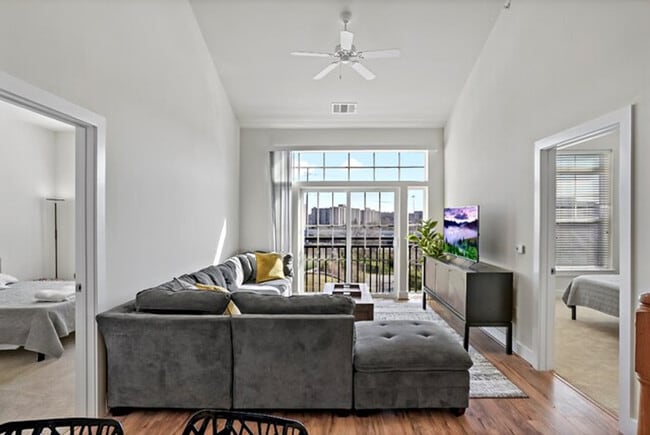 Photo - 2002 Eisenhower Ave Unit SI ID1473415P