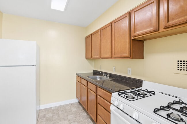 1BR, 1BA - 832SF - Kitchen - The Alison