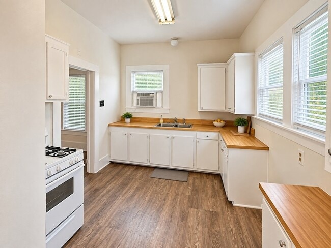 Photo - 2403 Webster St