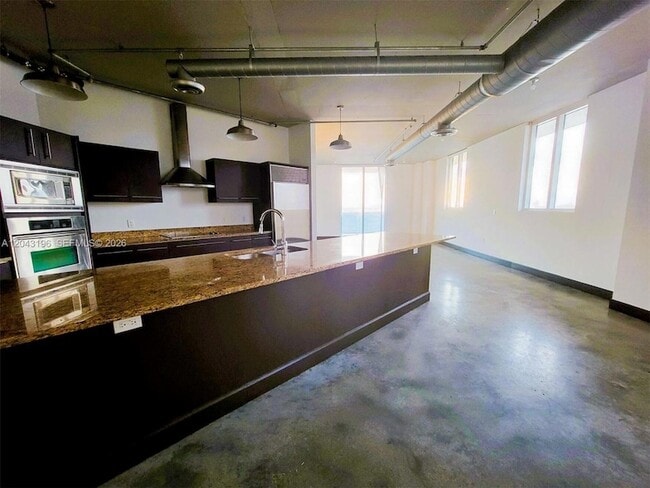 Building Photo - 700 NE 25th St Unit 1004