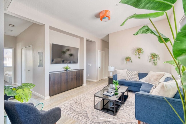 Building Photo - 1428 SE 19th Ave Unit ID1309871P