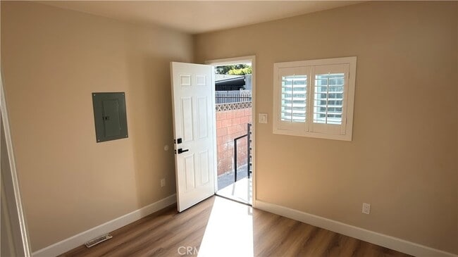 Photo - 910 E 77th St