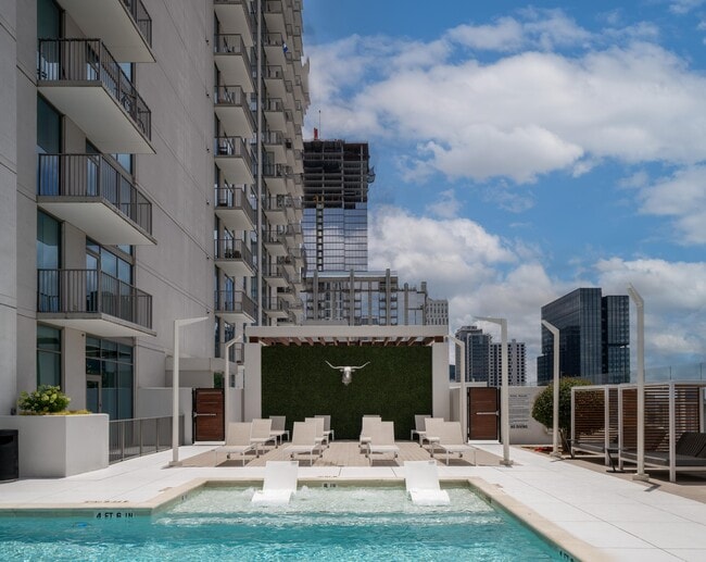 Building Photo - The Hue Midtown