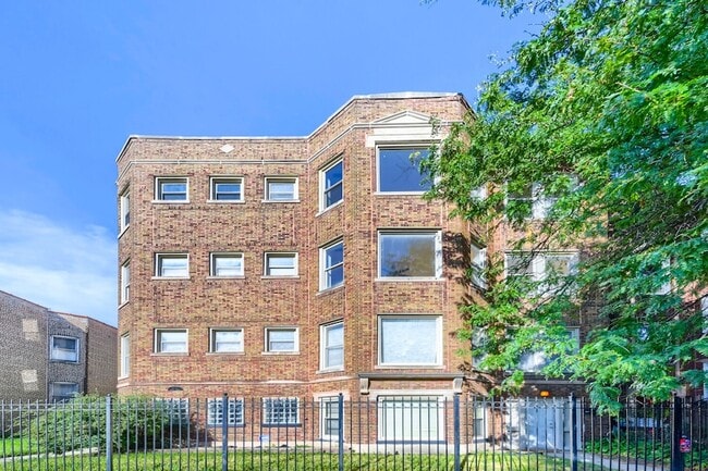 Building Photo - 7724 S Cornell Ave Unit 3