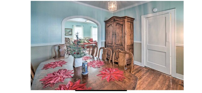 Photo - 322 College St